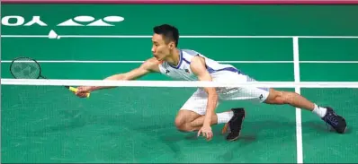  ?? RUSSELL CHEYNE / REUTERS ?? Malaysia's Lee Chong Wei stretches for a return to France's Brice Leverdez during their first-round match at the Badminton World Championsh­ips in Glasgow on Tuesday. Leverdez won 21-19, 22-24, 21-17.