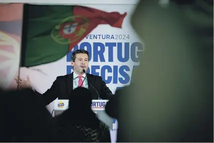  ?? ?? El presidente de Chega, André Ventura, habla con
militantes del partido ultra en un mitin-cena en
Vila Real (Portugal)
El secretario general del Partido Socialista (PS), Pedro Nuno Santos, saluda a sus seguidores en un mitin de campaña en Vila do Conde
EFE/PEDRO SARMIENTO