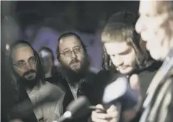  ??  ?? 0 Orthodox Jewish people listen to Assemblyma­n Dov Hikind