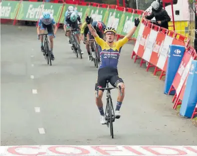  ?? EFE / KIKO HUESCA ?? (( Roglic levanta los brazos para celebrar su victoria, ayer, en la primera etapa de la Vuelta a España.