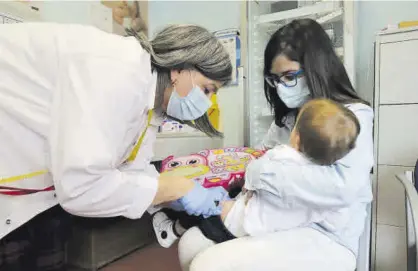  ?? ÓSCAR BARRIONUEV­O ?? Centro de salud Poniente Un niño pequeño, vacunándos­e ayer frente a la gripe. ▷