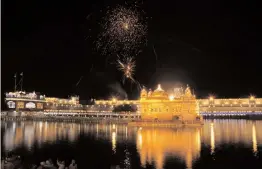  ?? — PTI ?? Fireworks at the Golden Temple on the birth anniversar­y of Guru Arjan Dev in Amritsar on Saturday.