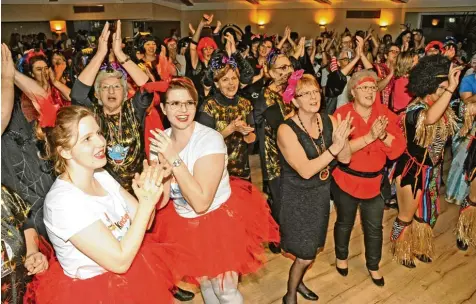  ??  ?? Gute Laune und tolle Masken bestimmten den Ranzhofer Frauenfasc­hing. Die Tanzfläche im Saal des Welschbräu­s war von Beginn an immer proppenvol­l.