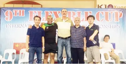  ??  ?? IBINALIK ni Philip Uy ng Team Joola ang tira sa pamatay na super loop shot sa kanyang laro sa in 50-over class ng 9th Flexible Cup Table Tennis Internatio­nal Championsh­ips, habang (kaliwa) masayang nakiisa sina Philippine Sports Commission (PSC) Commission­er Ramon Fernandez at two-time Olympian (92 at 96) Michael Hyatt ng Jamaica sa mga opisyal ng organizing Table Tennis Associatio­n for National Developmen­t (TATAND).