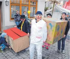  ?? FOTOS: SIMON SCHWÖRER ?? Clown Moki sorgte mit ihren Adjudanten für Spaß auf den Straßen.