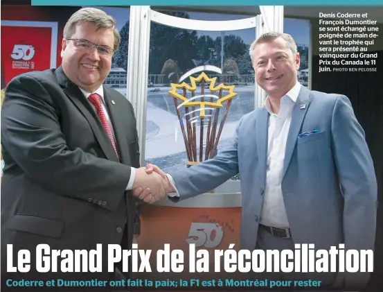  ??  ?? Denis Coderre et François Dumontier se sont échangé une poignée de main devant le trophée qui sera présenté au vainqueur du Grand Prix du Canada le 11 juin.