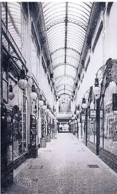  ??  ?? Prachtbau der Firma Hartoch: 1905 ließ das Kaufhaus die Verbindung zwischen Bolker- und Flinger Straße überdachen.