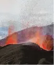  ??  ?? Aktive Vulkane prägen die Landschaft Is lands bis heute.