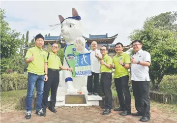  ??  ?? Chan (fourth right), Liew (third right) and others giving their thumbs-up to the Kuching Marathon.