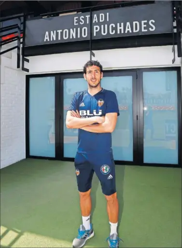  ??  ?? CAPITÁN. Dani Parejo posa para AS, ayer, en el Antonio Puchades.