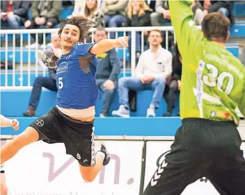  ?? FOTO: HEINZ J. ZAUNBRECHE­R ?? Das vorerst letzte Lokalderby der 3. Handball-Liga West war der vorerst letzte Auftritt von Sebastian Linnemanns­töns im Trikot des TSV Bayer Dormagen, das er seit elf Jahren trägt. Deshalb schließt er nach Ende seines Studiums in Reutlingen eine...