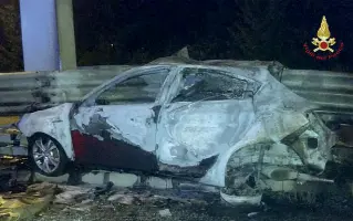  ??  ?? Distrutta L’Alfa Romeo Giulietta di Leonardo Gottardo è uscita devastata dallo schianto di venerdì sera a Limena, a cui è seguito un incendio. Già nel pomeriggio il ragazzo aveva inviato al padre e agli amici alcuni sms in cui annunciava l’intenzione di farla finita