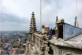  ?? FOTO TOM PALMAERS ?? Om veiligheid­sredenen zal de bezoeker niet tot tegen de stenen borstwerin­g kunnen komen, zoals vandaag wel nog mogelijk is.