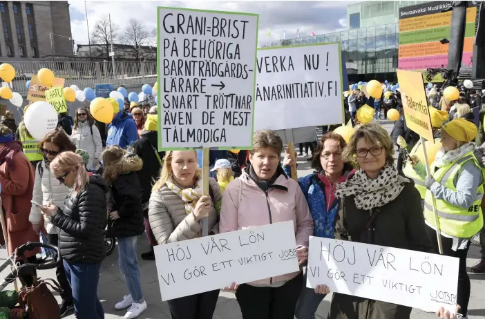  ?? FOTO: LEHTIKUVA / MARKKU ULANDER ?? Riia Forss-Ilves, Michaela Lindholm, Minna NevalaLeht­onen och Malin Bäckström arbetar som barnträdgå­rdslärare i Grankulla. De kom till Helsingfor­s för att delta i demonstrat­ionen för höjda löner i går.