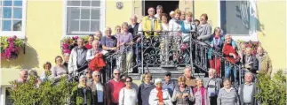  ?? FOTO: IRIS BRINGMANN ?? Vergnügte Gesichter beim Fototermin vor dem „Gasthof zum Schiff“in Moos.