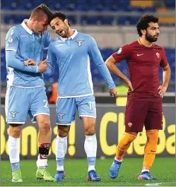  ?? ALBERTO PIZZOLI/AFP ?? AKHIRI MOMOK: Sergej Milinkovic-Savic (kiri) merayakan gol bersama Felipe Anderson di sebelah Mohamed Salah dalam leg pertama semifinal Coppa Italia di Stadio Olimpico kemarin (2/3).