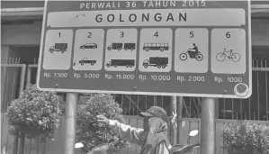  ?? HANUNG HAMBARA/JAWA POS ?? GAMPANG DIKETAHUI: Papan tarif parkir dipasang di Jalan Kedungdoro. Pemkot bakal mengevalua­si tarif parkir.