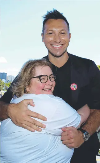  ?? Picture: JANE DEMPSTER ?? Swimmer Ian Thorpe hugs comedian Magda Szubanski at The Yes Campaign announceme­nt in Sydney yesterday.