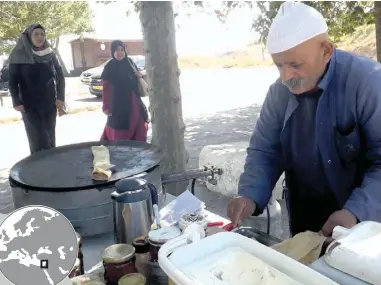  ??  ?? Boukata Fouad, druso residente nos montes Golã, tem intuição para o negócio. A sua pita com queijo druso foi um lanche memorável, com vista para o território sírio.