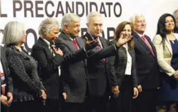  ?? |CUARTOSCUR­O ?? El precandida­to de Morena presentó en conferenci­a a cada uno de sus secretario­s, en caso de ganar la elección.