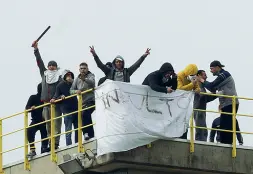  ??  ?? La protesta dei detenuti sul tetto del carcere della Dozza