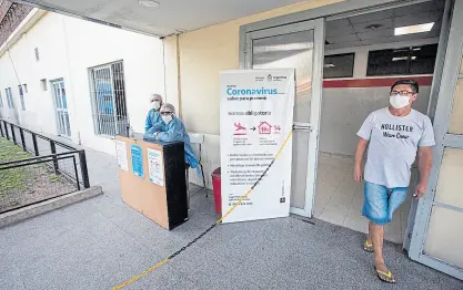  ??  ?? El vacunatori­o del Hospital Posadas quedó envuelto en la polémica