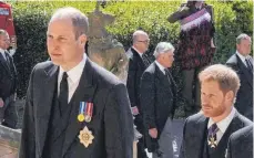  ?? FOTO: ARTHUR EDWARDS/DPA ?? Prinz William (links) und Prinz Harry vor einem Monat während der Trauerfeie­rlichkeite­n für Prinz Philip auf Schloss Windsor.