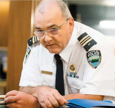  ?? PHOTO D’ARCHIVES ?? Gildor Roy, qui personnifi­e le commandant Daniel Chiasson dans District 31, côtoie de vrais policiers sur le plateau de la télésérie et n’hésite pas à leur demander conseil. Les empêcher de pratiquer le métier de comédien serait pour lui de la...