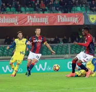  ??  ?? L’autogol Il bolognose Mbaye devia nella propria porta il cross di Hetemaj consentend­o al Chievo di rimontare lo 01 e di chiudere il match in parità