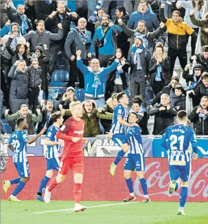  ?? FOTO: EFE ?? Ante un indeciso Sevilla Los jugadores albiazules celebran junto a su afición el gol de Jony, que les ponía por delante en el marcador