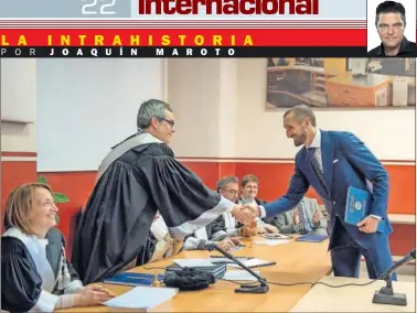  ??  ?? FELIZ. Giorgio Chiellini recibe la felicitaci­ón del tribunal académico de la Universida­d de Turín.