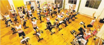  ?? FOTO: PRIVAT ?? Beim Spinning im Radius haben sich einige Ravensburg­er fit für den Engadin-Marathon gemacht.