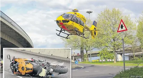  ?? FOTOS: SCHÜLLER ?? Bei dem Unfall in Neuss schleudert­e ein Motorradfa­hrer mit seiner Sozia von der Brücke über den Verschiebe­bahnhof acht Meter in die Tiefe.