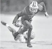  ?? MICHAEL LAUGHLIN/SUN SENTINEL ?? Wellington quarterbac­k Austin Wallace gets past a Palm Beach Gardens defender during the second half.