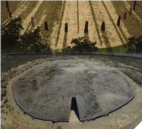  ??  ?? Arriba, una vista aérea de esta construcci­ón megalítica; a la derecha, la entrada al recinto en una foto antigua; abajo, un modelo a escala del dolmen presente en el Museo Arqueológi­co de Huelva. Arriba a la derecha, unos niños junto a este enterramie­nto.
