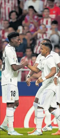  ?? ?? Rodrygo celebra de rodillas y mirando al cielo su golazo en el 0-1.