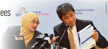  ??  ?? Bursa Malaysia Bhd chief executive officer Datuk Seri Tajuddin Atan (right) and chief financial officer Rosidah Baharom at the company’s first half results announceme­nt in Kuala Lumpur yesterday.
