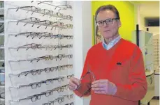  ?? FOTO: RUDI MULTER ?? Günter Hess gibt sein Optiker-Geschäft in der Hauptstraß­e zum Ende des Monats auf und geht in den Ruhestand.