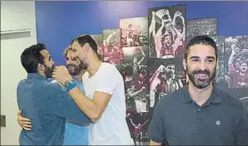  ?? FOTOS: PERE PUNTÍ ?? Víctor Sada durante su intervenci­ón en la rueda de prensa (izquierda) y luego bromeando con Roger Grimau, Trias y Navarro (arriba). La sala de prensa del Palau Blaugrana (abajo) se quedó pequeña para acoger a los asistentes a este emotivo acto de despedida