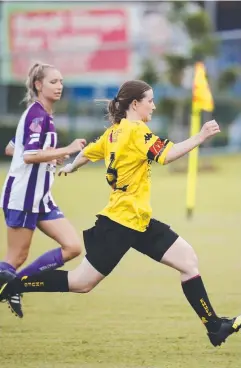  ?? Picture: ANNA ROGERS ?? HOT FAVOURITES: Edge Hill’s Teagan Walker in the Chairman’s Challenge Cup match against Southside Comets.