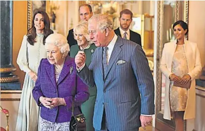  ?? (AP/ARCHIVO) ?? Juntos. Toda la familia real reunida, con Isabel II al frente y Harry y Meghan al fondo.