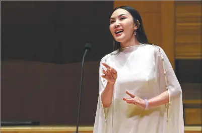  ?? PHOTOS PROVIDED TO CHINA DAILY ?? Fang Qiong performs at a Beijing concert, which features a combinatio­n of classical Chinese poetry and music.