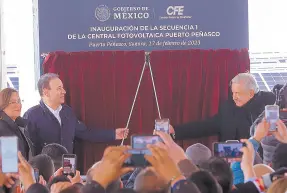  ?? ?? l El gobernador Alfonso Durazo y el presidente Andrés Manuel López Obrador develan la placa de la planta solar, en su primera etapa, en Puerto Peñasco.