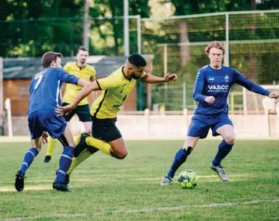  ?? FOTO ROBIN FASSEUR ?? Zakaria Daali (midden) bleek een ware gesel voor de Gooreindse verdedigin­g. “Zaka was bepalend, al werd er hem ook nauwelijks iets in de weggelegd”, aldus Halle-coach Kenneth De Swaef.