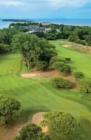  ??  ?? La storia fra le buche A sinistra una foto storica della club house. Sopra, il campo da golf del Lido oggi