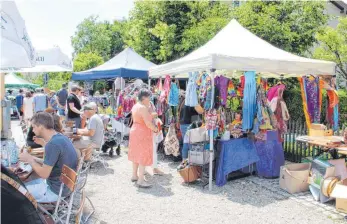  ?? FOTO: GISELA SGIER ?? Buntes Treiben herrscht am Sonntag beim Allgäuer Genussmakr­t inmitten von Urlau.