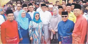  ??  ?? UNTUK KENANGAN: Abang Johari (berdiri, empat kiri) bersama Juanda (kiri), Abdullah (kanan) dan Shafiee (di sebelah Abang Johari, berbaju biru) bersama tetamu kenamaan lain merakam kenangan selepas menghadiri Majlis Ramah-Tamah Aidilfitri di Daro,...