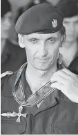  ?? Archivfoto: Sven Simon ?? GSG 9 Chef Ulrich Wegener bei der Ver leihung des Bundesverd­ienstkreuz­es im Jahr 1977.