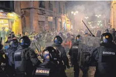  ?? FOTO: EMILIO MORENATTI/DPA ?? Polizisten und Demonstran­ten stoßen in Barcelona während eines Protests gegen die Schließung von Bars, Restaurant­s und anderen Geschäften inmitten der Corona-Pandemie aufeinande­r.