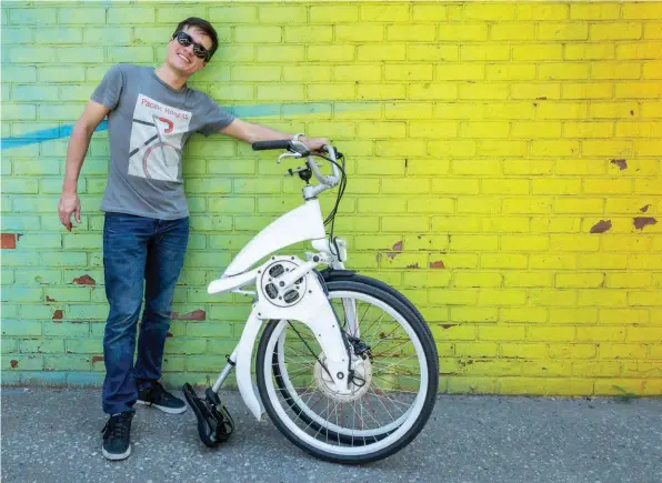  ??  ?? El misionero Lucas Toledo posa con la GI FlyBike, un modelo de bicicleta eléctrica que se pueda plegar en cuestión de segundos